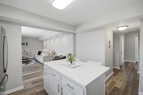 $450,000 | 221 Stafford Drive, Mundelein, IL 60060