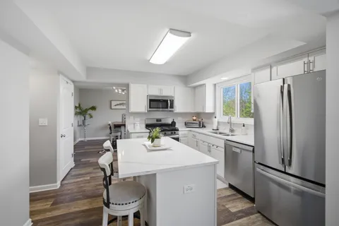 $450,000 | 221 Stafford Drive, Mundelein, IL 60060