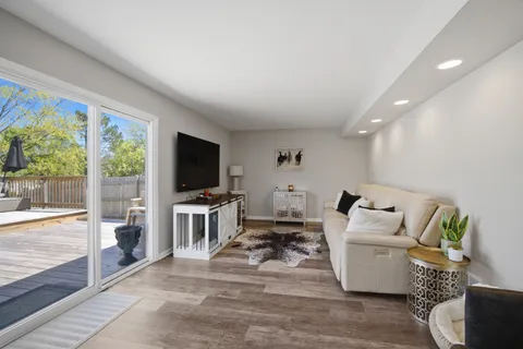 $450,000 | 221 Stafford Drive, Mundelein, IL 60060