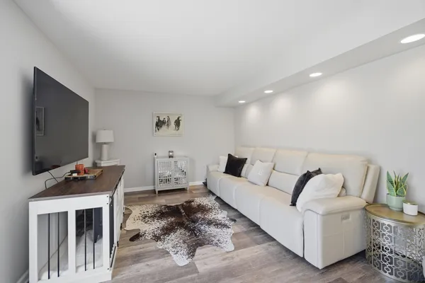 $475,000 | 221 Stafford Drive, Mundelein, IL 60060