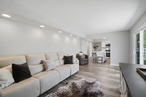 $450,000 | 221 Stafford Drive, Mundelein, IL 60060