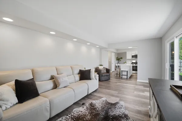 $475,000 | 221 Stafford Drive, Mundelein, IL 60060