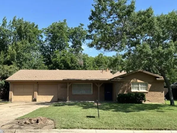 $1,900 | 2820 Southgate Drive, Fort Worth, TX 76133