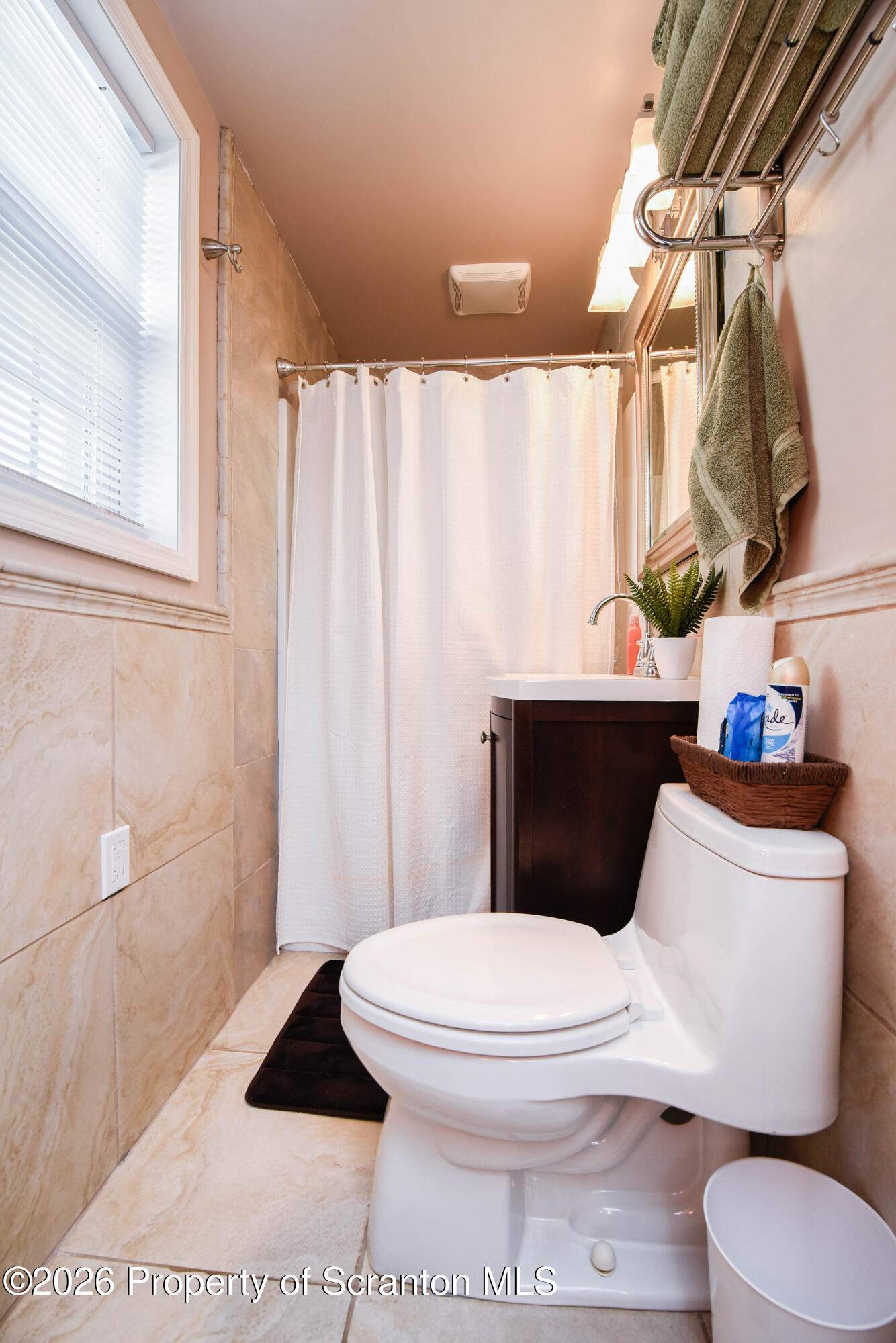 614 Warren Street Blakely, PA 18452 - Photo 21 of 44 Full Bathroom