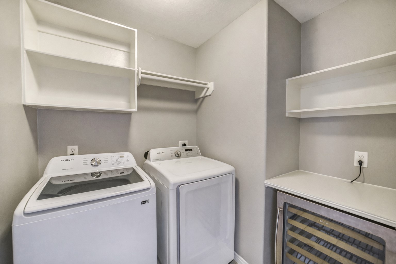 1303 Dorothy Street Houston, TX 77008 - Photo 17 of 21 Utility upstairs with all of the bedrooms with washer/dryer included as well as bevarage fridge!