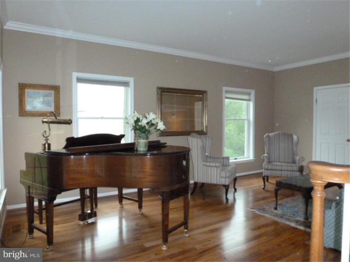 123 Longfields Way Downingtown, PA 19335 - Photo 2 of 25 Living Room