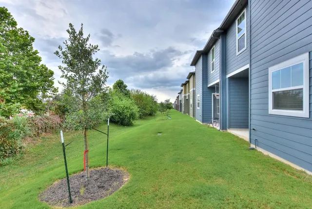 a view of a back yard