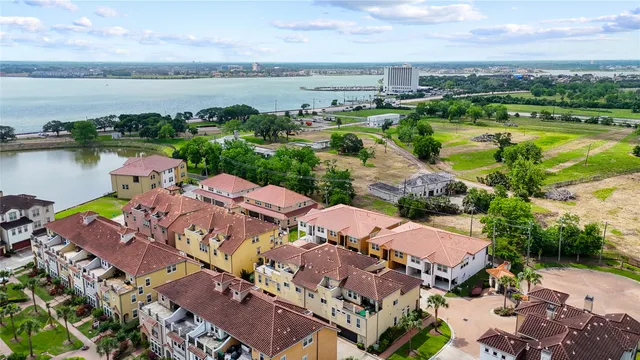 $345,000 | 26 West Oaks Drive, Houston, TX 77058