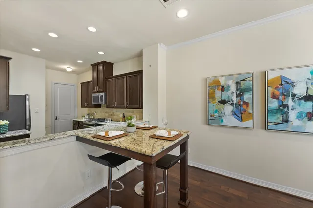 $345,000 | 26 West Oaks Drive, Houston, TX 77058