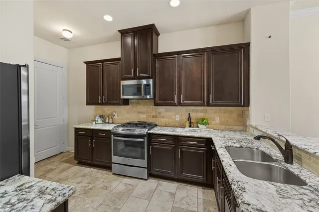 $345,000 | 26 West Oaks Drive, Houston, TX 77058