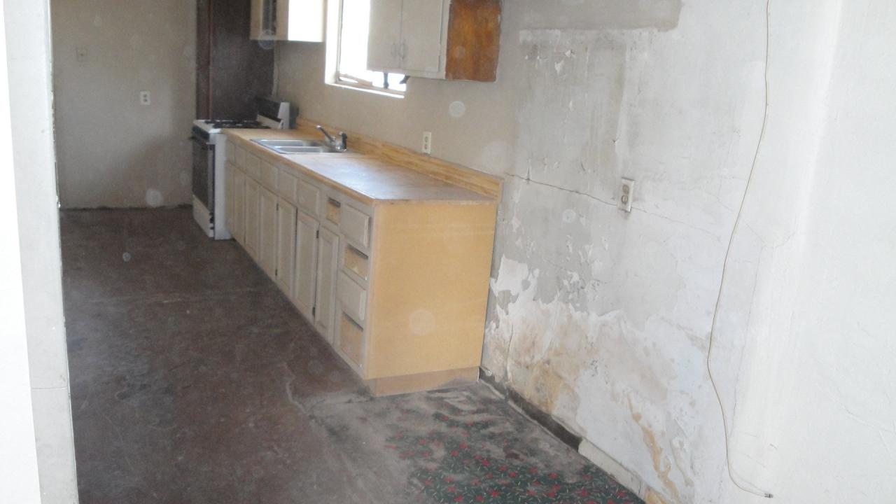 2802 East Chipman Road Phoenix, AZ 85040 - Photo 2 of 5 Kitchen