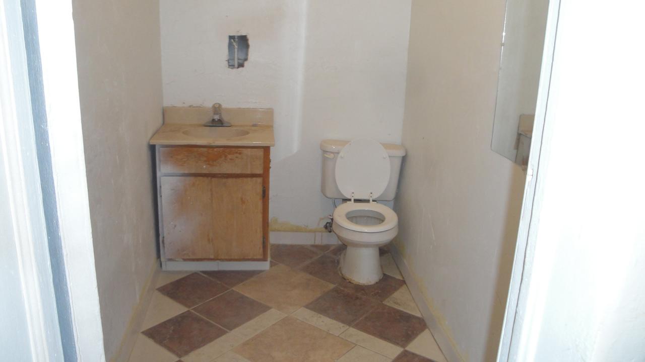 2802 East Chipman Road Phoenix, AZ 85040 - Photo 3 of 5 Bathroom