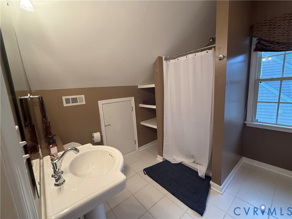 9018 Brigadier Road Mechanicsville, VA 23116 - Photo 9 of 11 3rd floor bathroom
