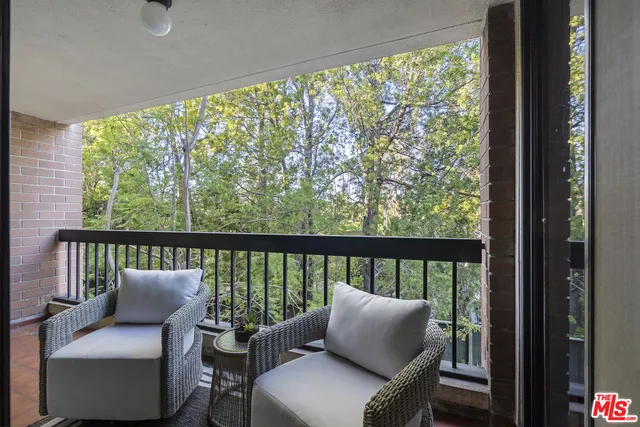 $1,190,000 | 4477 Wilshire Boulevard, Unit 203, Los Angeles, CA 90010