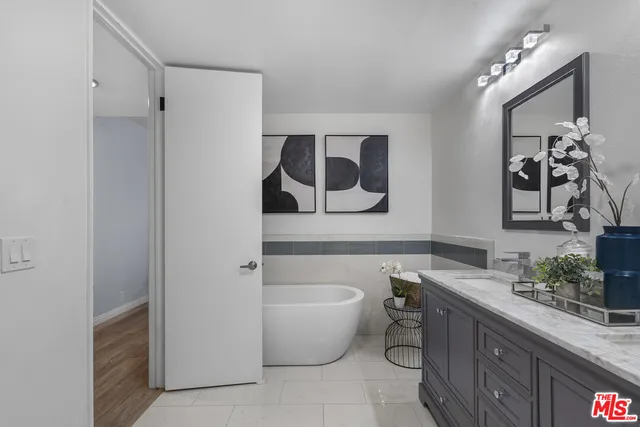 $1,190,000 | 4477 Wilshire Boulevard, Unit 203, Los Angeles, CA 90010