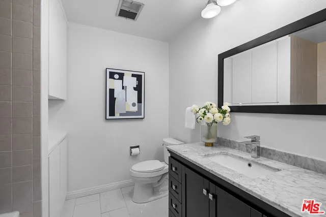 $1,190,000 | 4477 Wilshire Boulevard, Unit 203, Los Angeles, CA 90010