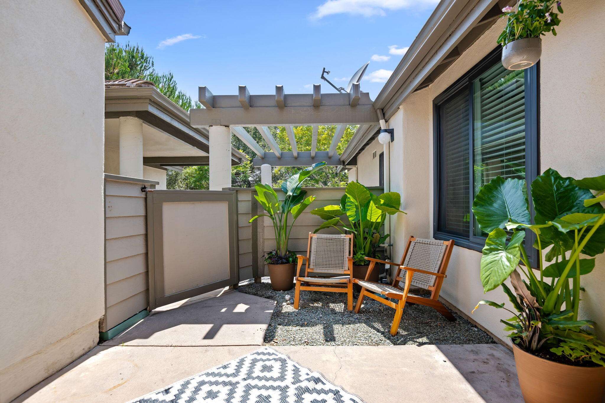 4039 Primavera Road, Unit 5 Santa Barbara, CA 93110 - Photo 3 of 32 Front Patio