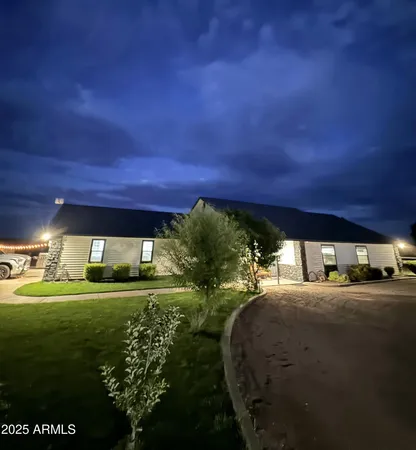 a view of a big room with a big yard