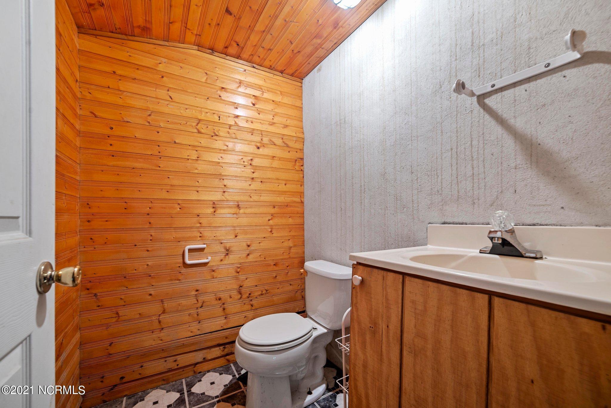 172 Great Neck Road Havelock, NC 28532 - Photo 21 of 29 Ground Level Bathroom Located in Garage/Workshop