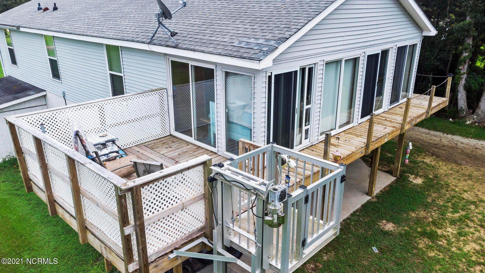 172 Great Neck Road Havelock, NC 28532 - Photo 23 of 29 Private Deck and Exterior Lift