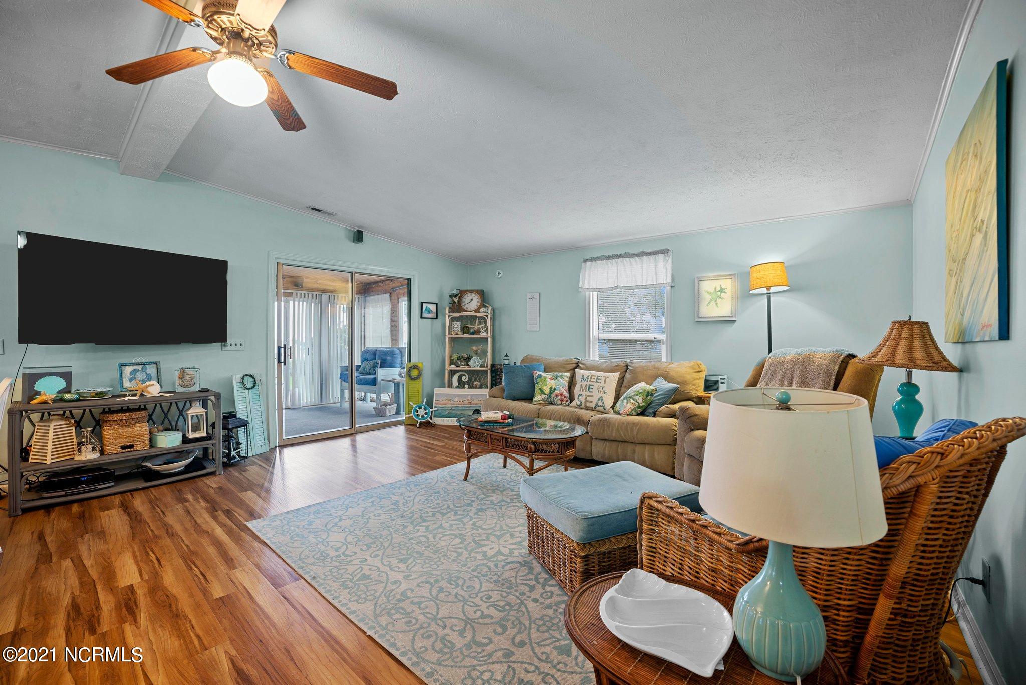 172 Great Neck Road Havelock, NC 28532 - Photo 4 of 29 Living Room