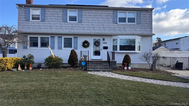 $799,999 | 493 Kell Place, Seaford, NY 11783