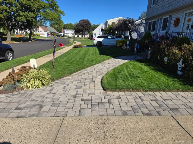 $799,999 | 493 Kell Place, Seaford, NY 11783