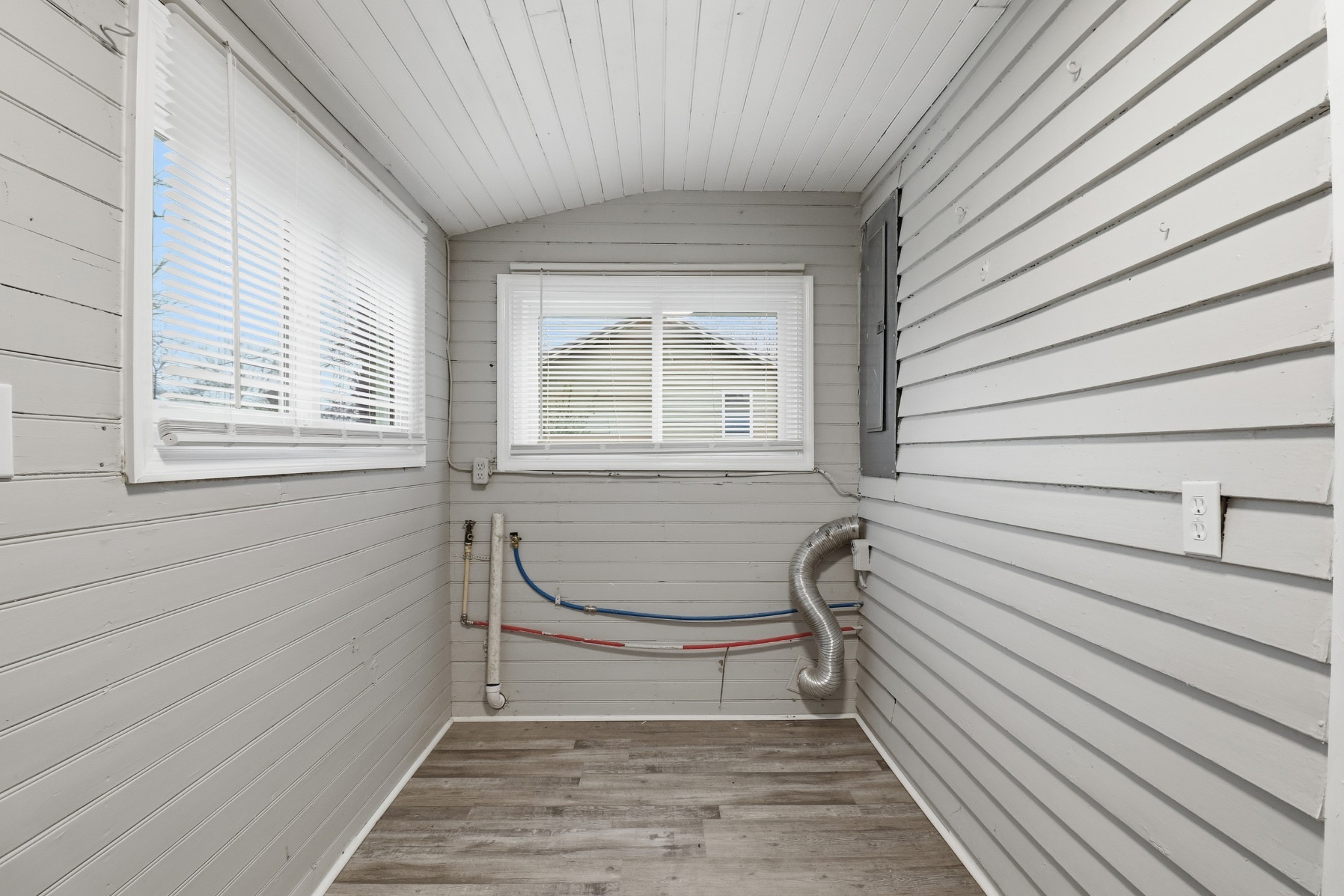 612 Maple Street Manchester, TN 37355 - Photo 16 of 20 a room with a bench and windows