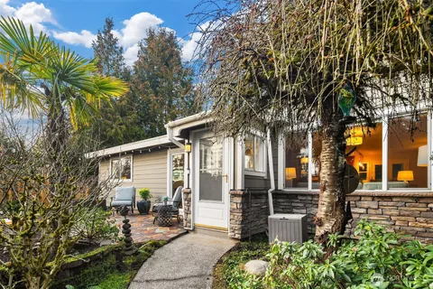 $1,099,500 | 16042 Lake Hills Boulevard, Bellevue, WA 98008