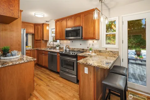 $1,099,500 | 16042 Lake Hills Boulevard, Bellevue, WA 98008