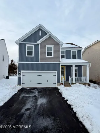 a view of a house with backyard