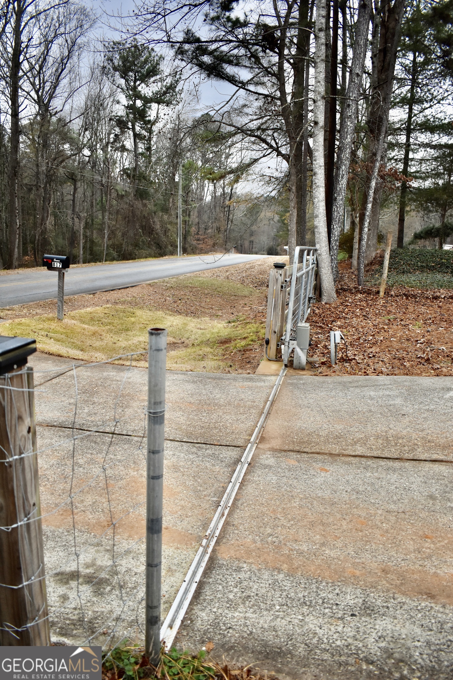 817 Brookside Drive Winder, GA 30680 - Photo 120 of 126 a view of a swimming pool with an outdoor space