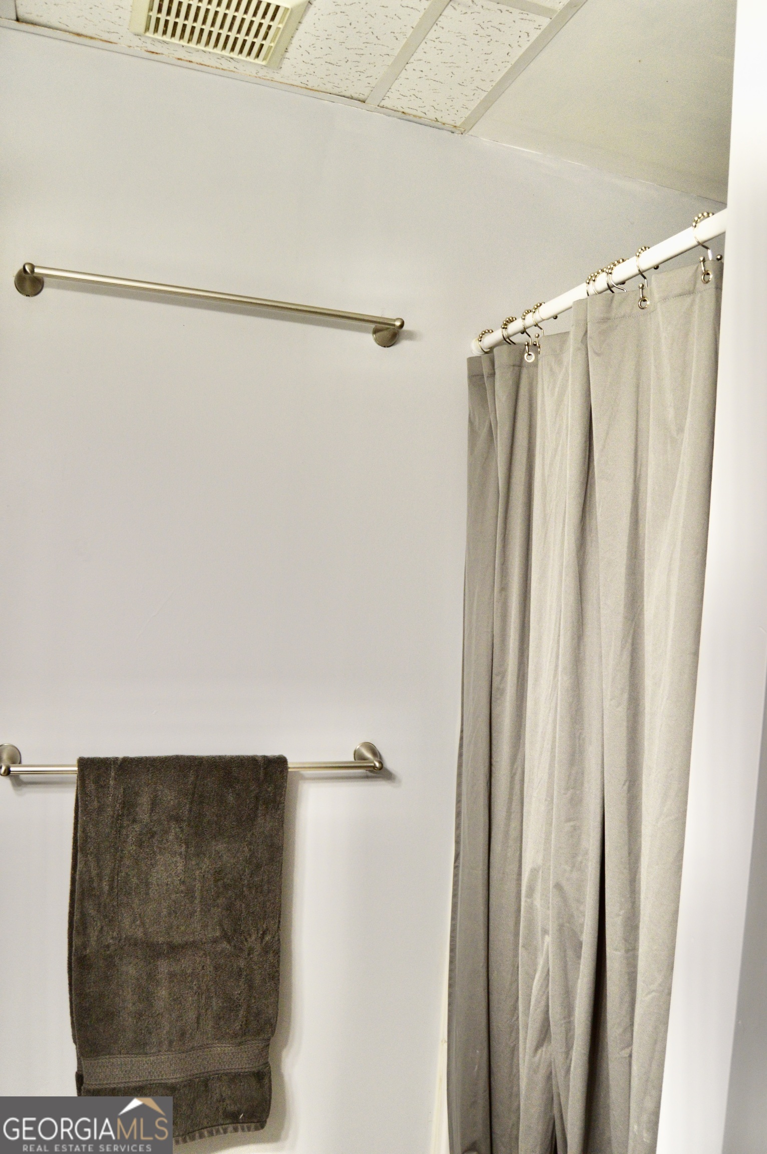 817 Brookside Drive Winder, GA 30680 - Photo 84 of 126 a bathroom with a shower and a tub