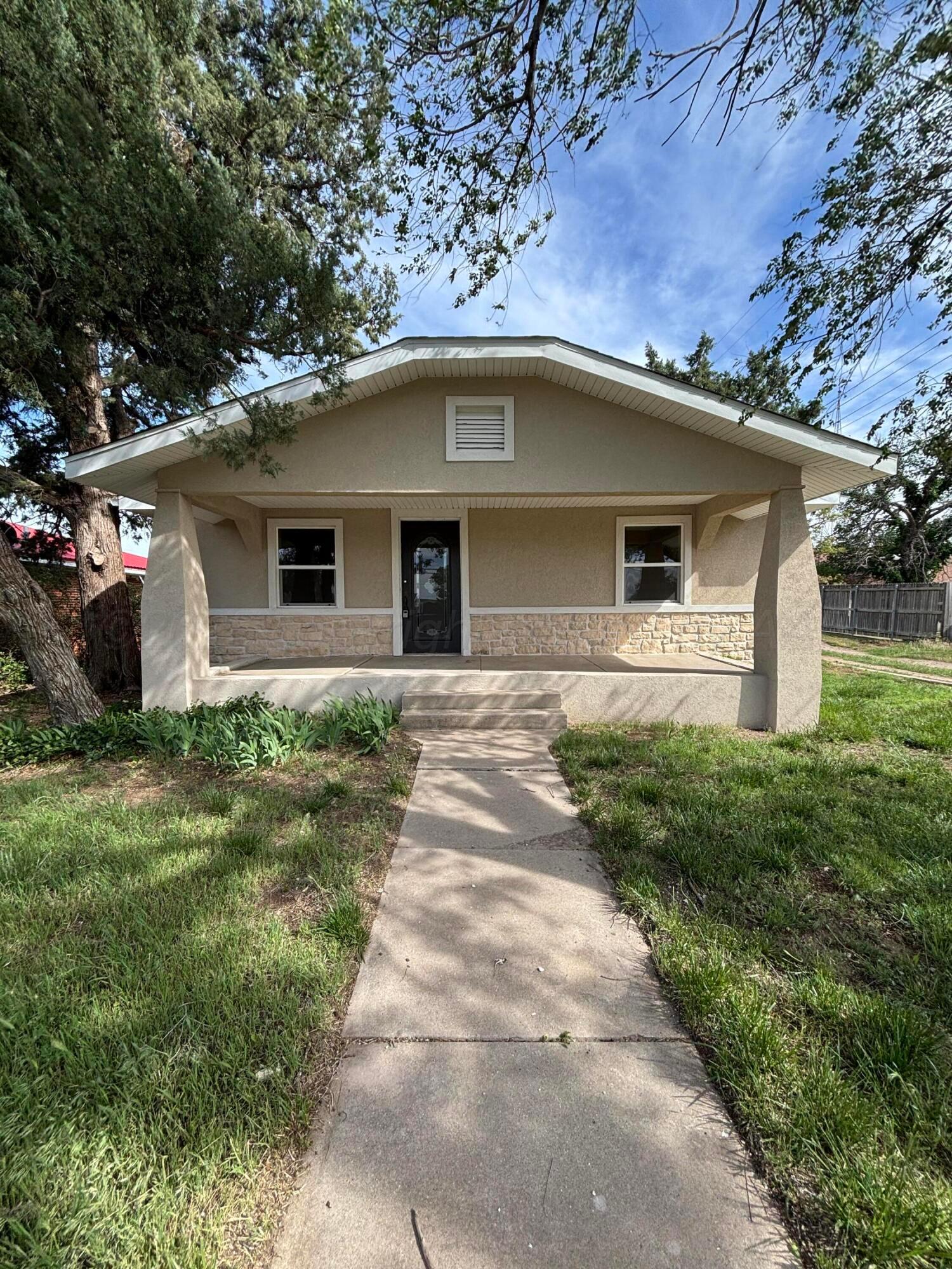 214 East Wichita Street Miami, TX 79059 - Photo 2 of 18 a front view of a house with garden