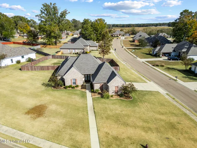 $319,500 | 100 Trailbridge Way, Canton, MS 39046