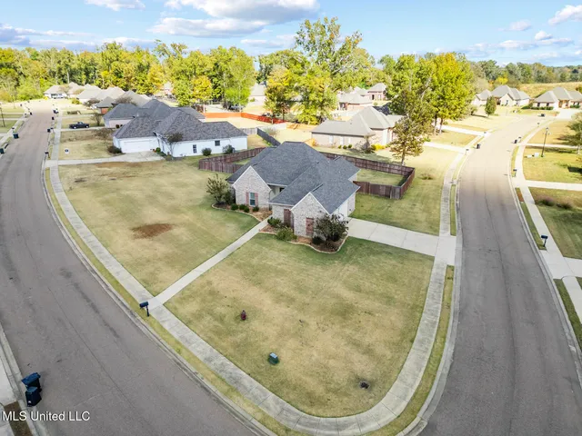 $319,500 | 100 Trailbridge Way, Canton, MS 39046