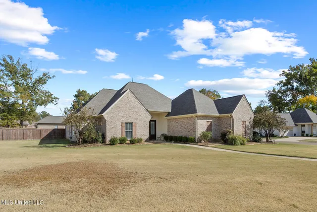 $319,500 | 100 Trailbridge Way, Canton, MS 39046