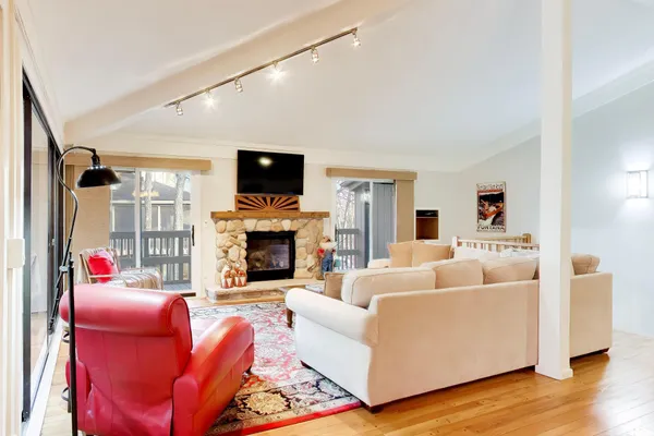 $659,900 | 519 Bristol Oak Court, Unit D, Fontana, WI 53125