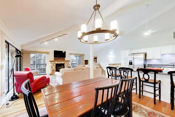 $659,900 | 519 Bristol Oak Court, Unit D, Fontana, WI 53125