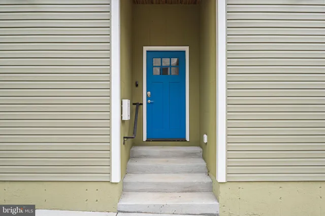 a view of a entryway of a building