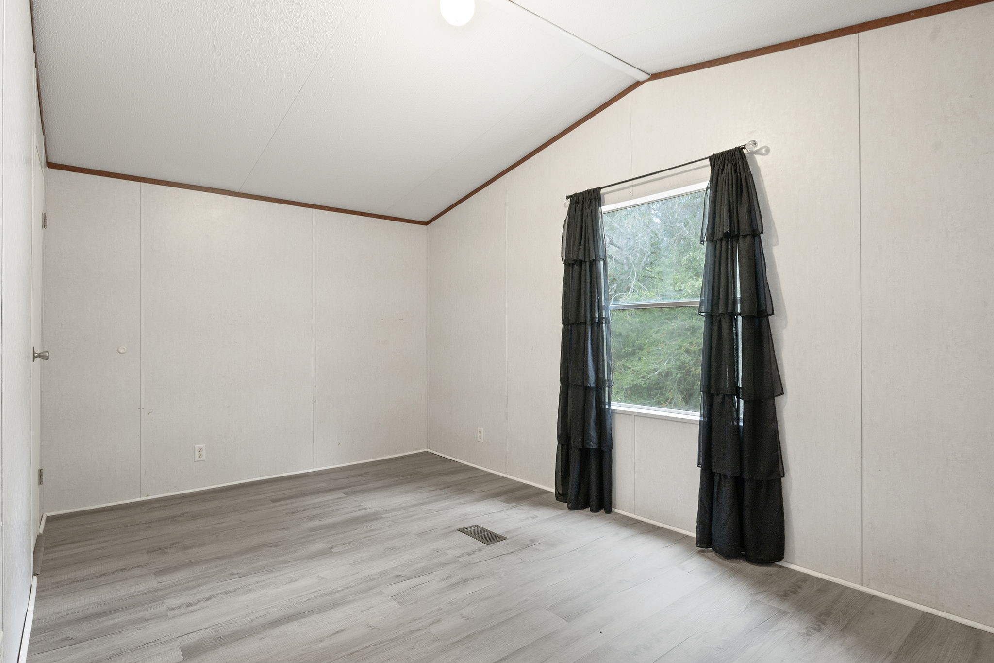 6493 Pappas Road Waller, TX 77484 - Photo 12 of 28 Secondary bedroom with natural light and flexible use options.
Ideal as a guest room, home office, or additional sleeping space, with a peaceful view of the surrounding property.