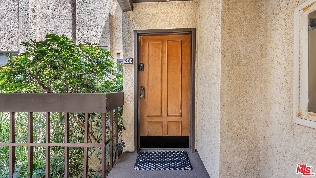 2121 Scott Road, Unit 206 Burbank, CA 91504 - Photo 2 of 39 Gallery Image 2