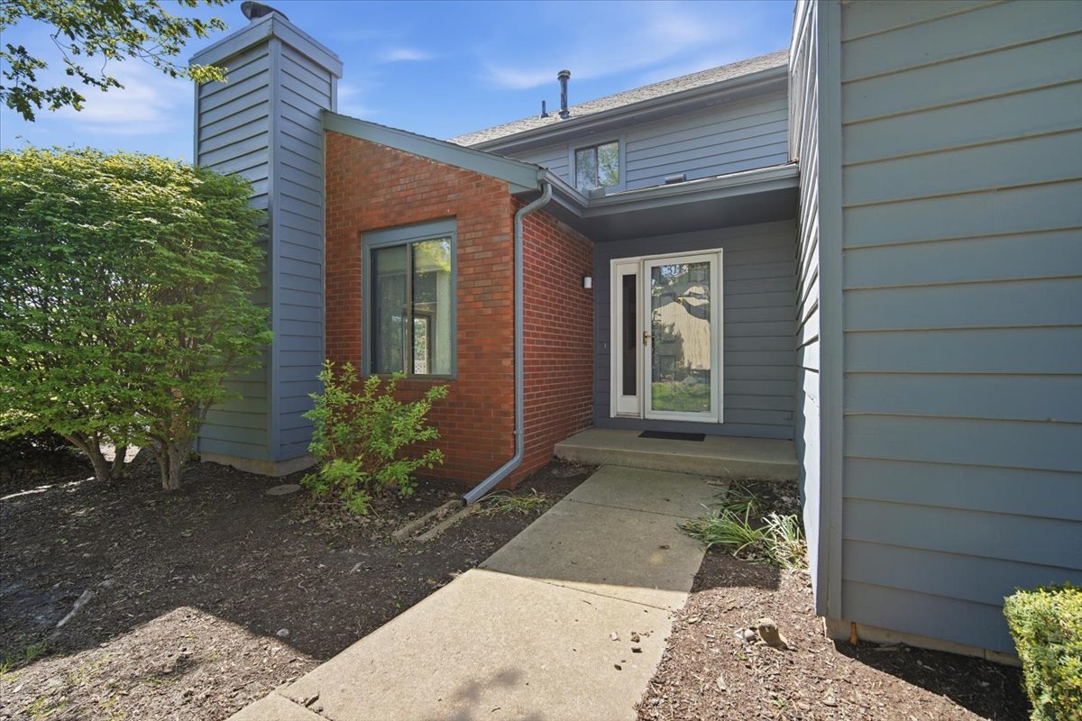 2 Sun Pointe Court, Unit 2A Bloomington, IL 61704 - Photo 3 of 27