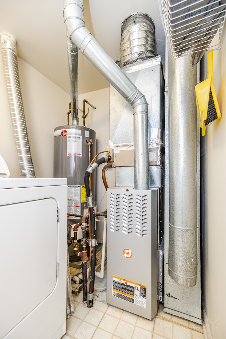 274 Wildspring Court Itasca, IL 60143 - Photo 32 of 42 a view of hall way with furniture