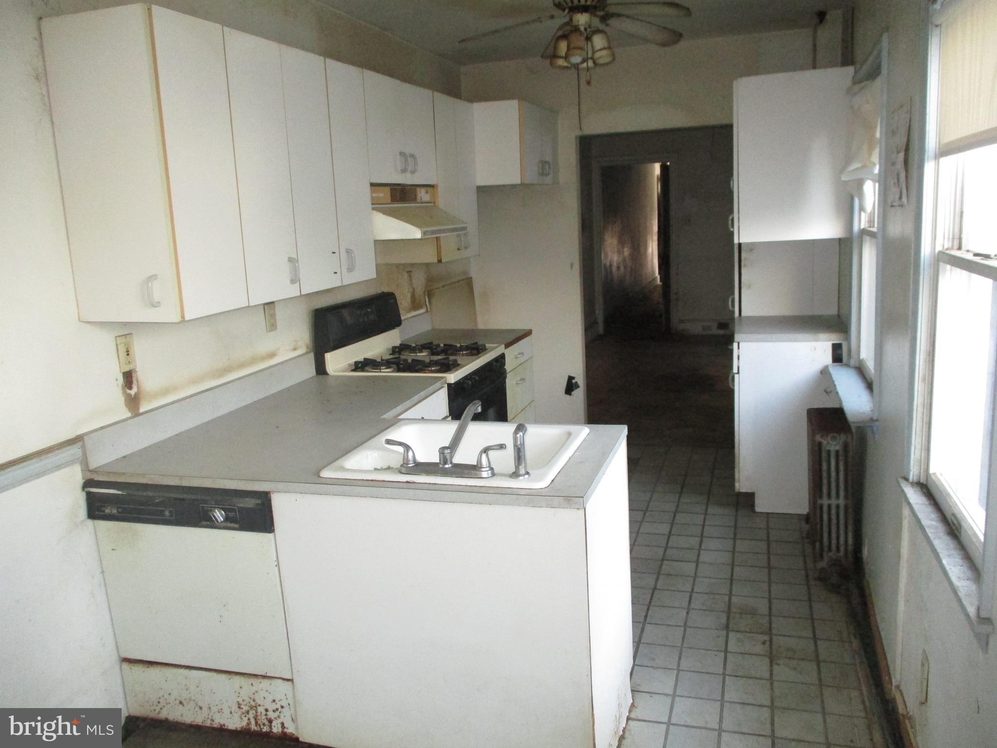 1129 Spring Street Reading, PA 19604 - Photo 4 of 14