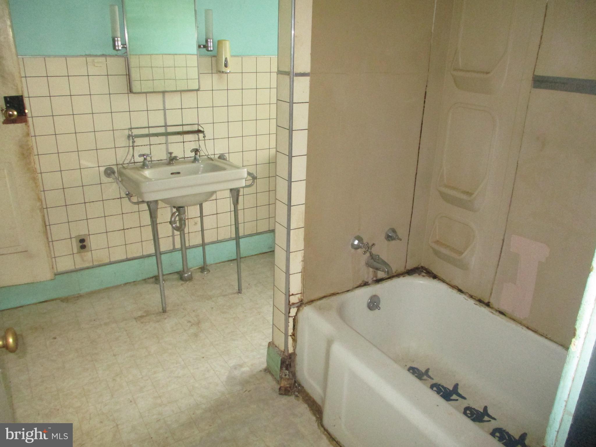 1129 Spring Street Reading, PA 19604 - Photo 7 of 14