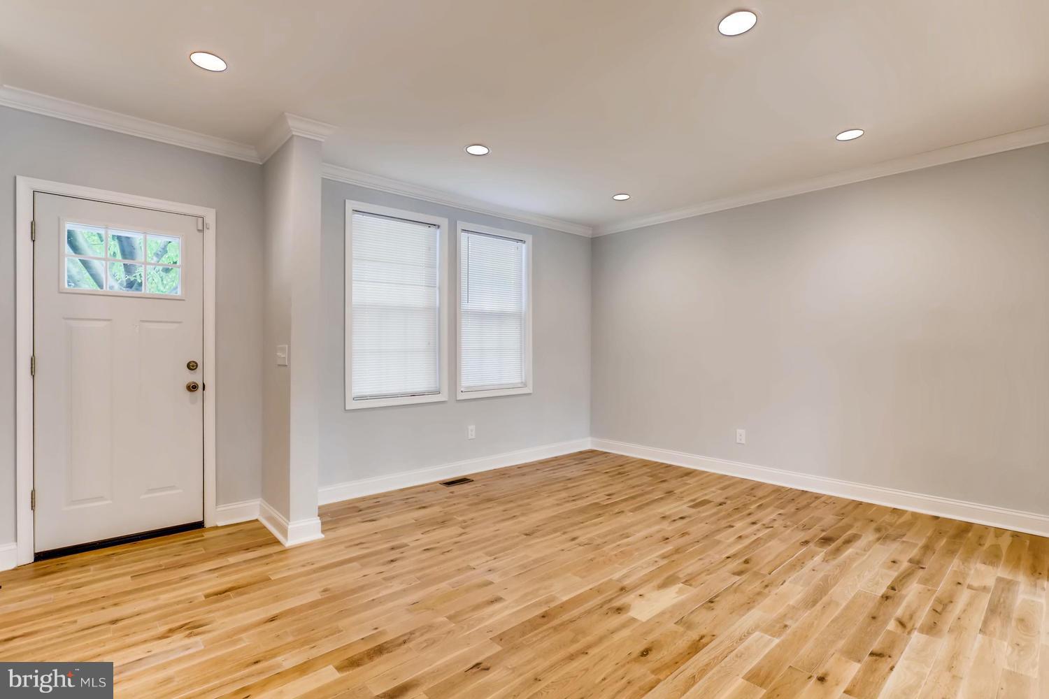 3423 Juneway Baltimore, MD 21213 - Photo 3 of 30 Large Living Room
