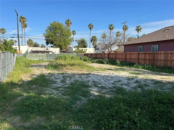 a view of a house with a yard and a fountain
