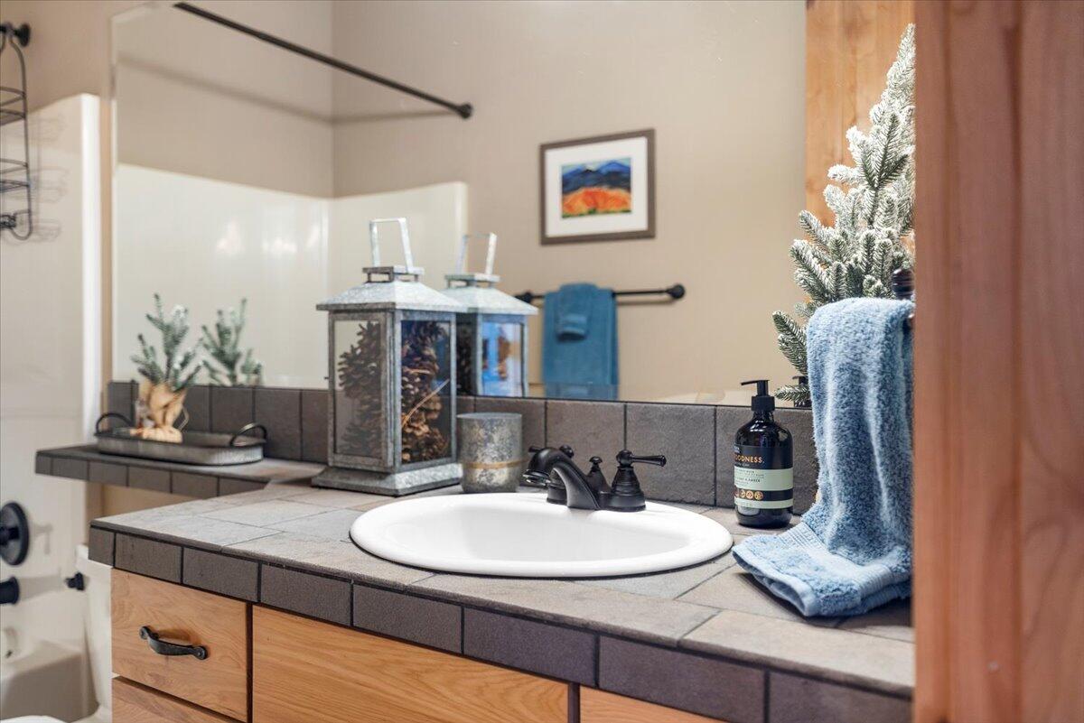 941 Southwest Vantage Point Way Bend, OR 97702 - Photo 35 of 52 31-Guest Bath