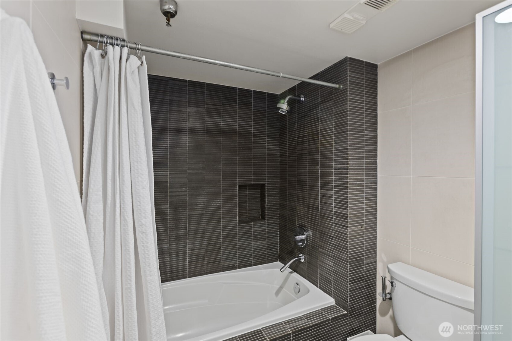 1507 Western Avenue, Unit R302 Seattle, WA 98101 - Photo 18 of 24